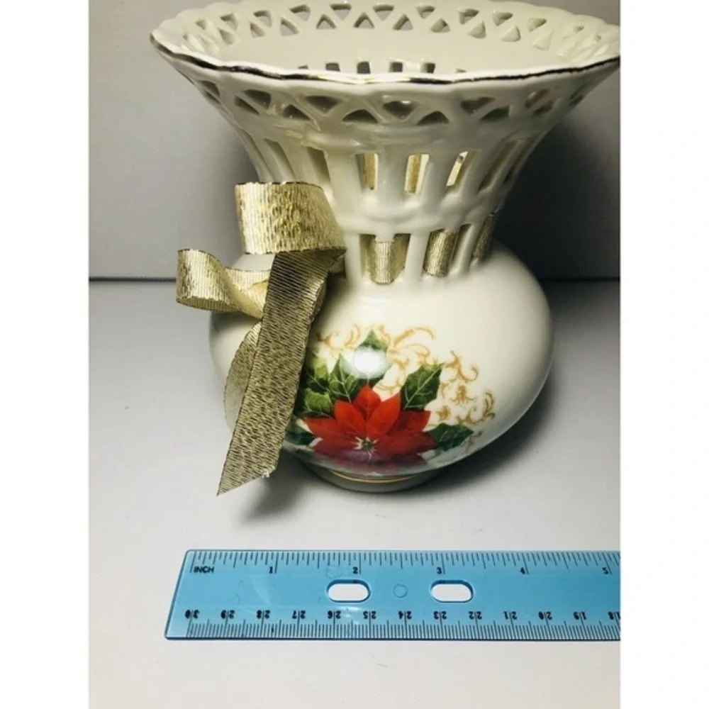 Porcelain Essex MFG Inc Ivory Lattice Christmas Vase In Beautiful Condition